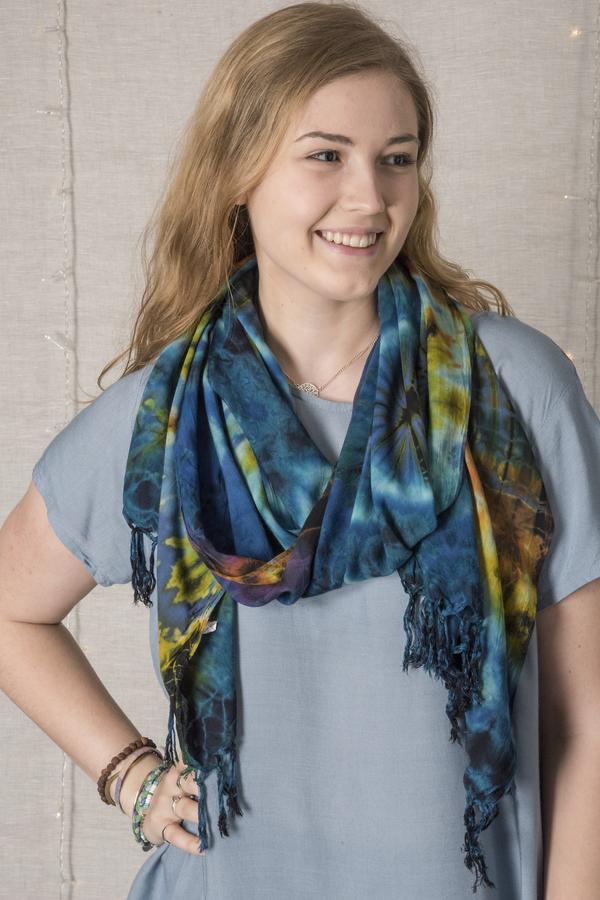Scarf Tying Tutorial–How to Tie a Scarf–Lesson 4: The Boho Bandita