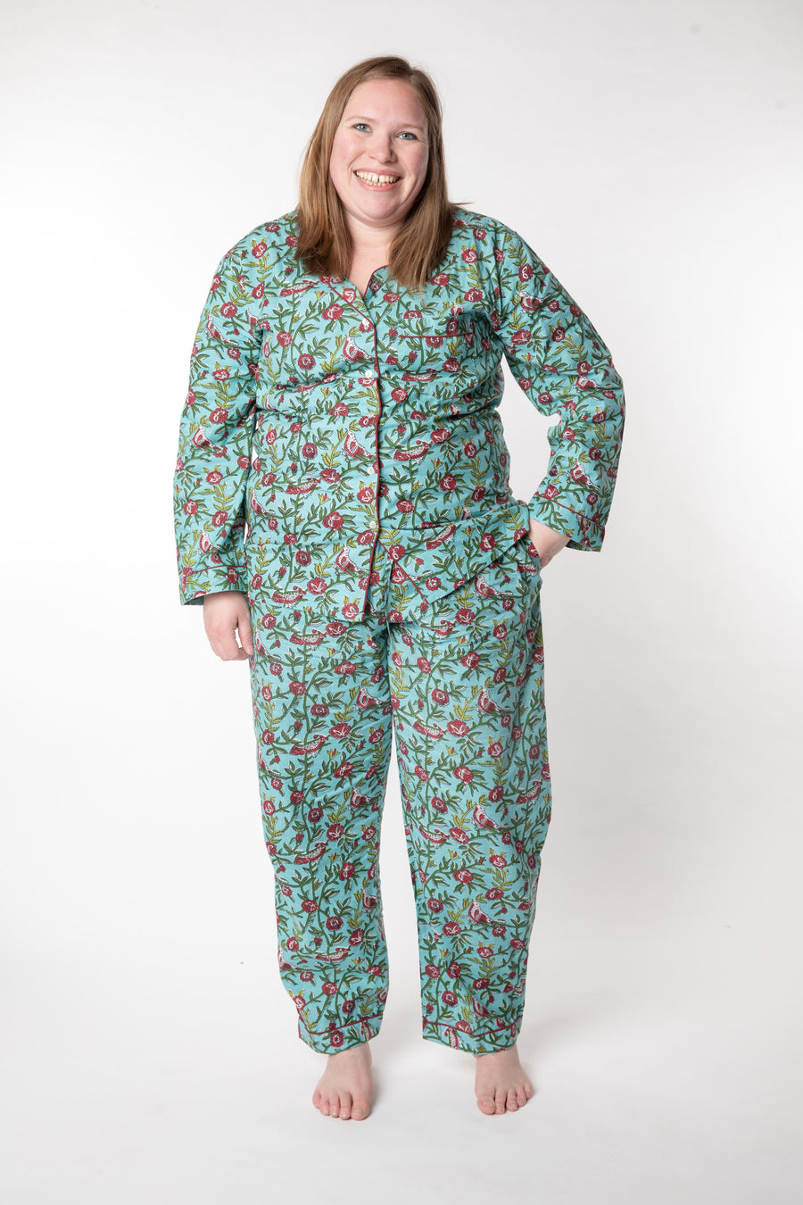 Olivia is wearing size XL pajama set in turquoise rosa