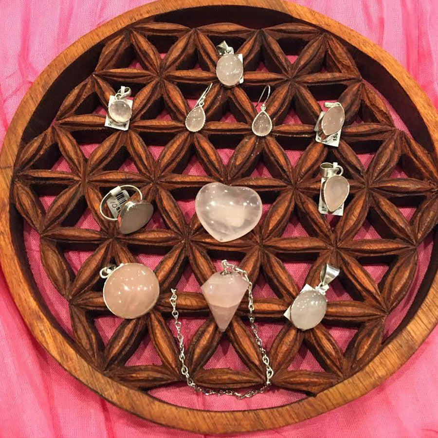 GEMSTONE MAGIC & MEANING: ROSE QUARTZ