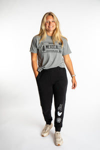 Sophie is wearing the Mexicali Maine License Plate T in Small Navy