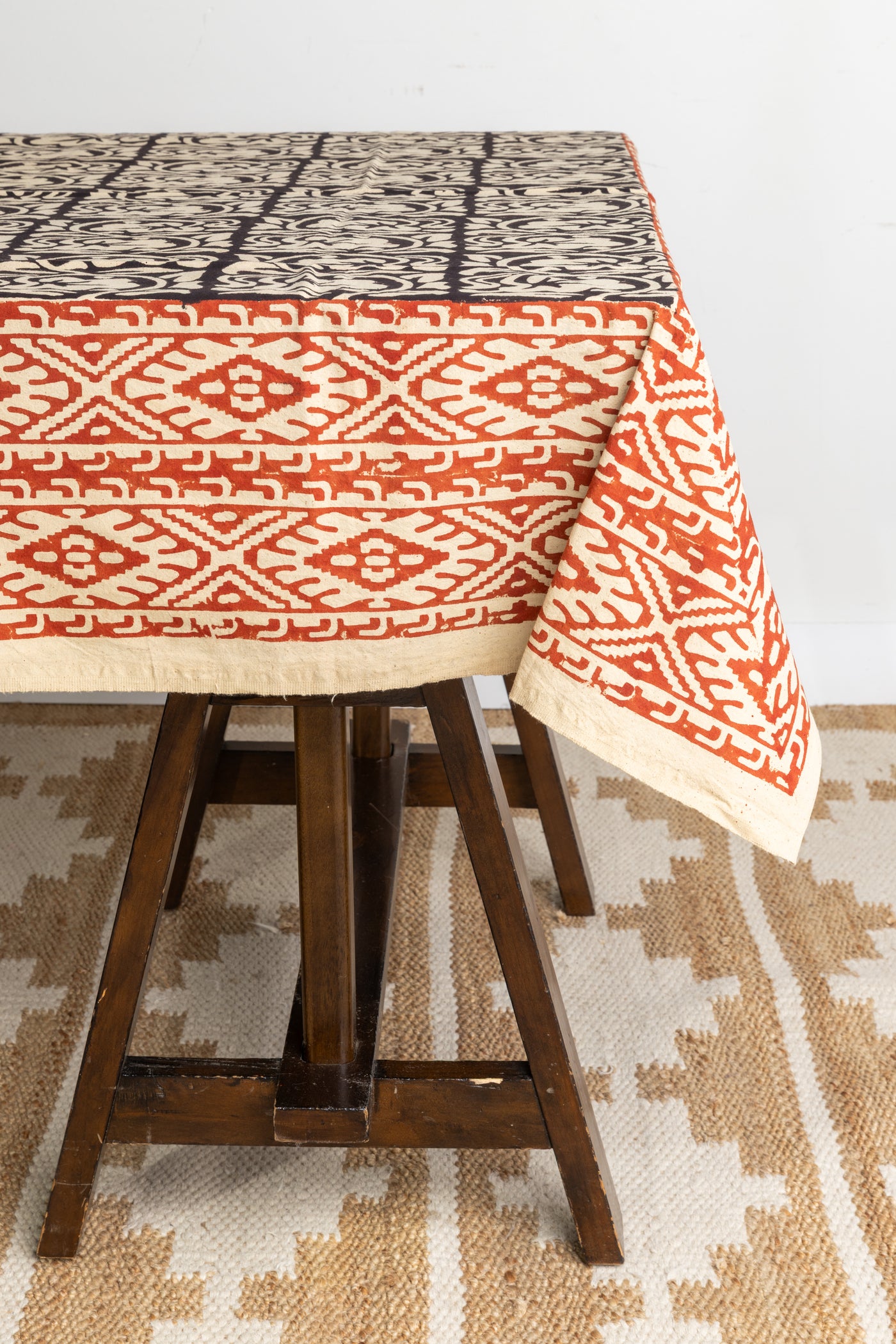Block Print Floral Tablecloth in Crespicular Vines