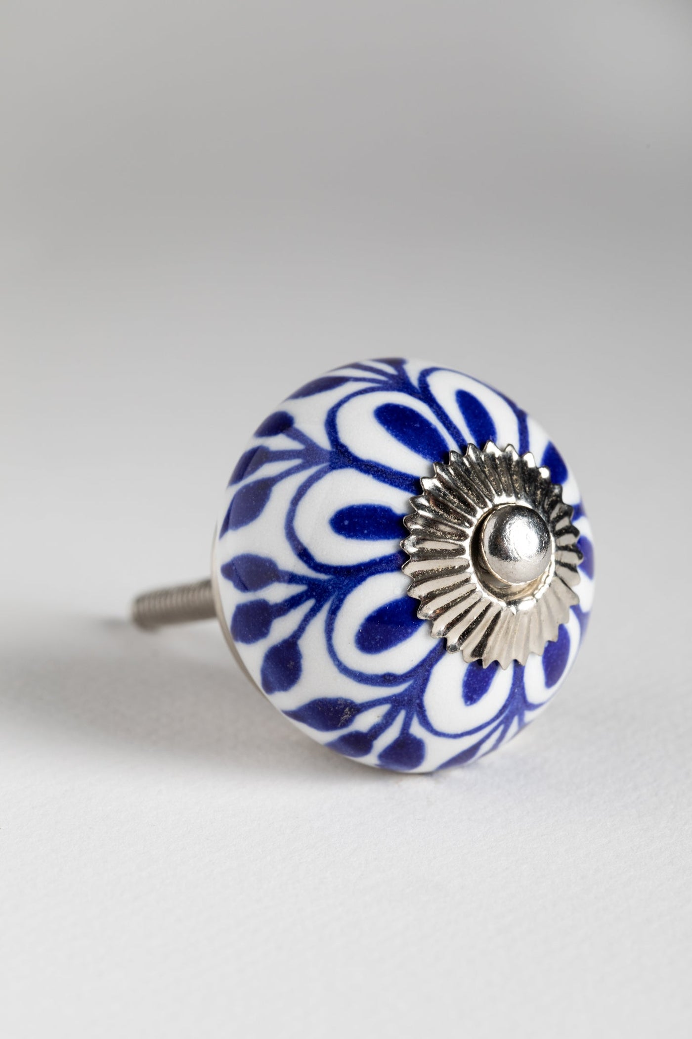 Classic hand painted ceramic knob in daisy