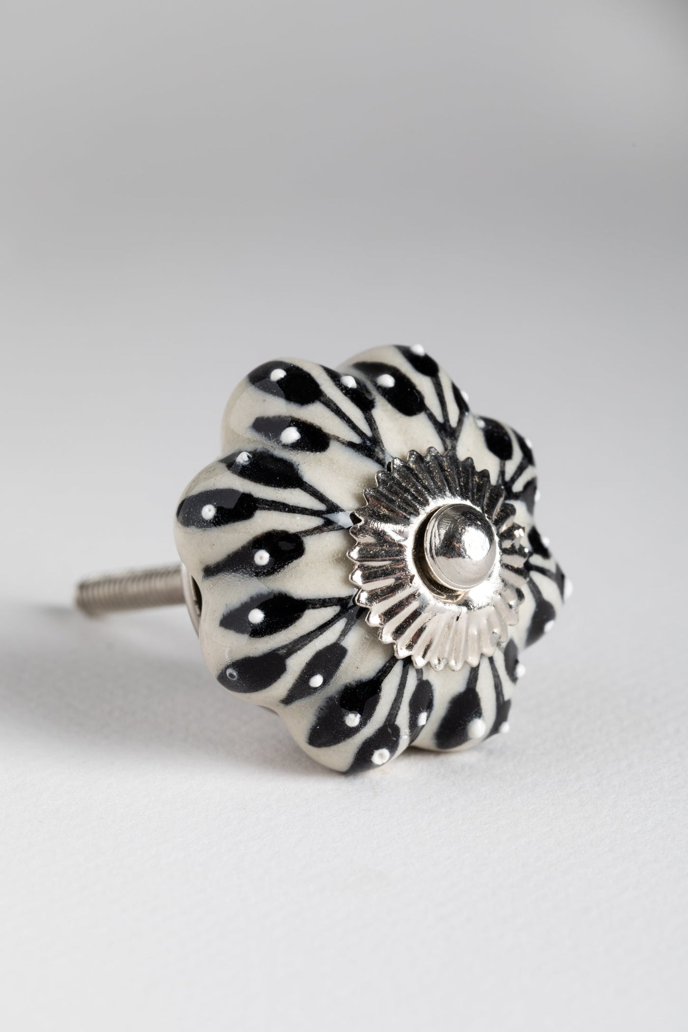 Scallop hand painted ceramic knob in leaves