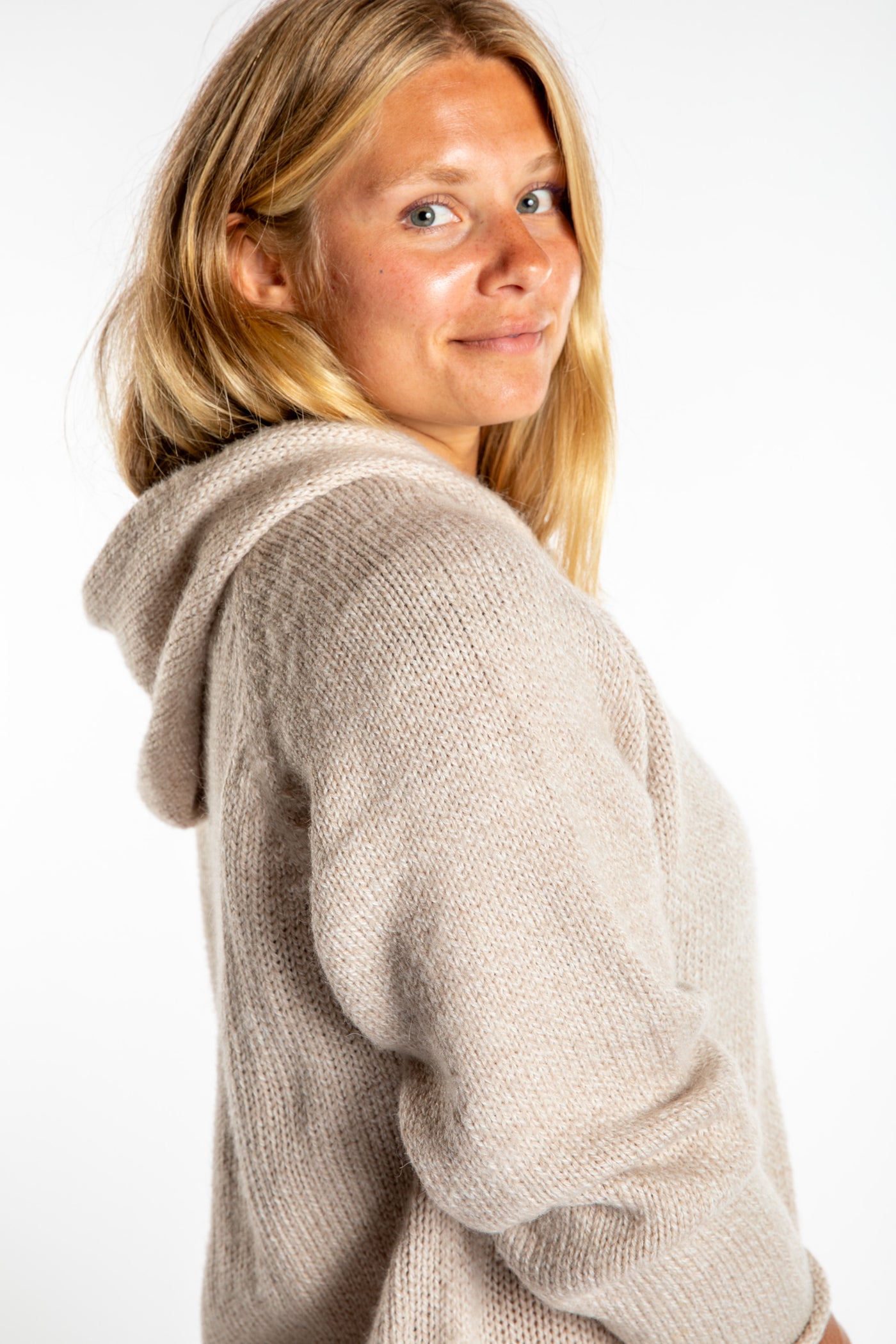 Sophie is wearing size M alpaca hoodie in Oatmeal