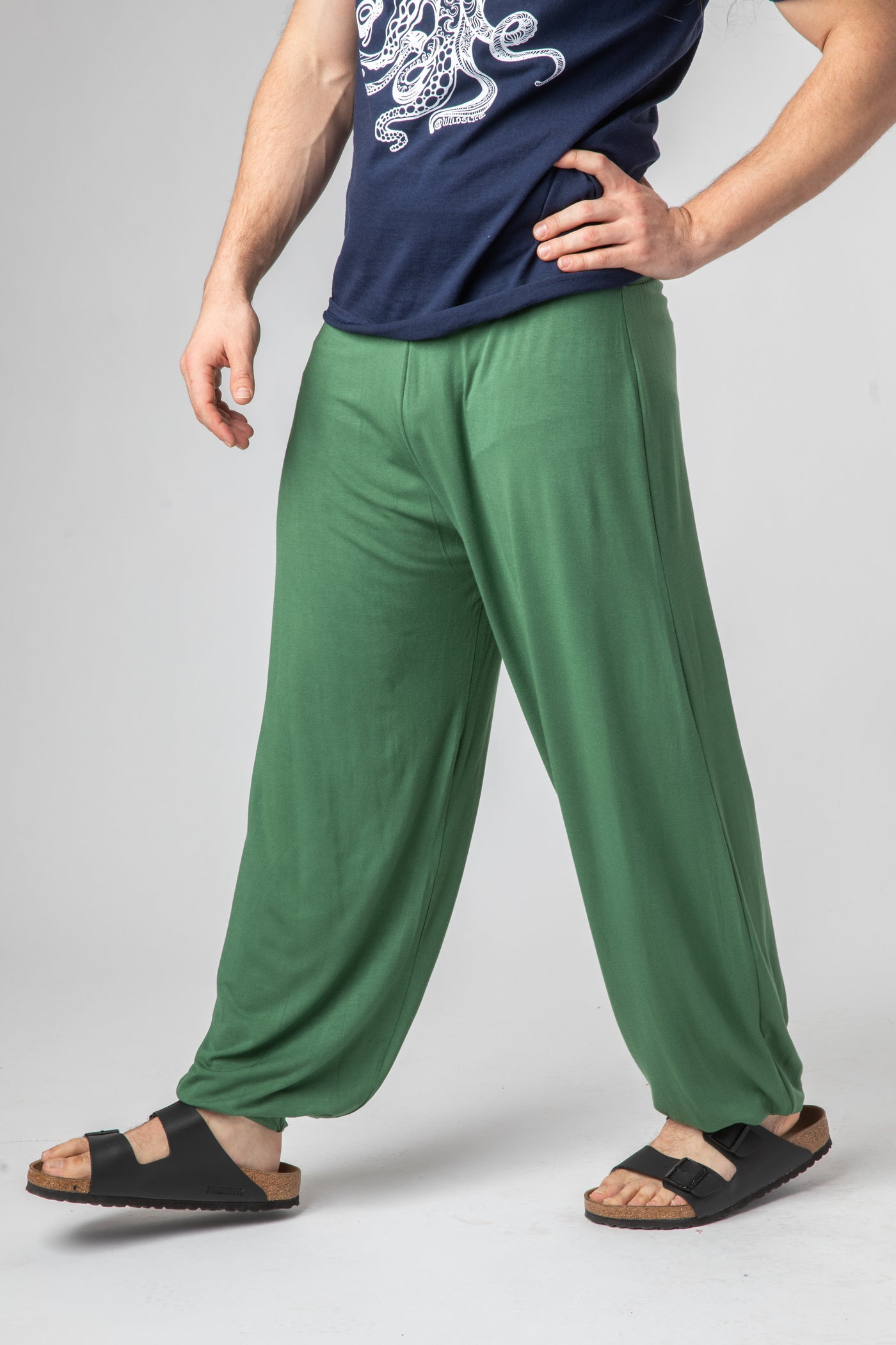 Zachariah is wearing size XL harem pants in olive