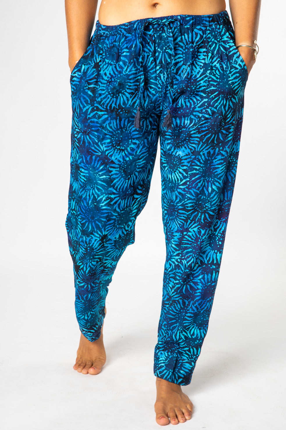 Sophie is wearing size S/M batik lounge pants in blue sunflower