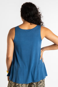 Teciane is wearing this flowy tank top in Ocean