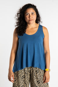 Teciane is wearing this flowy tank top in Ocean