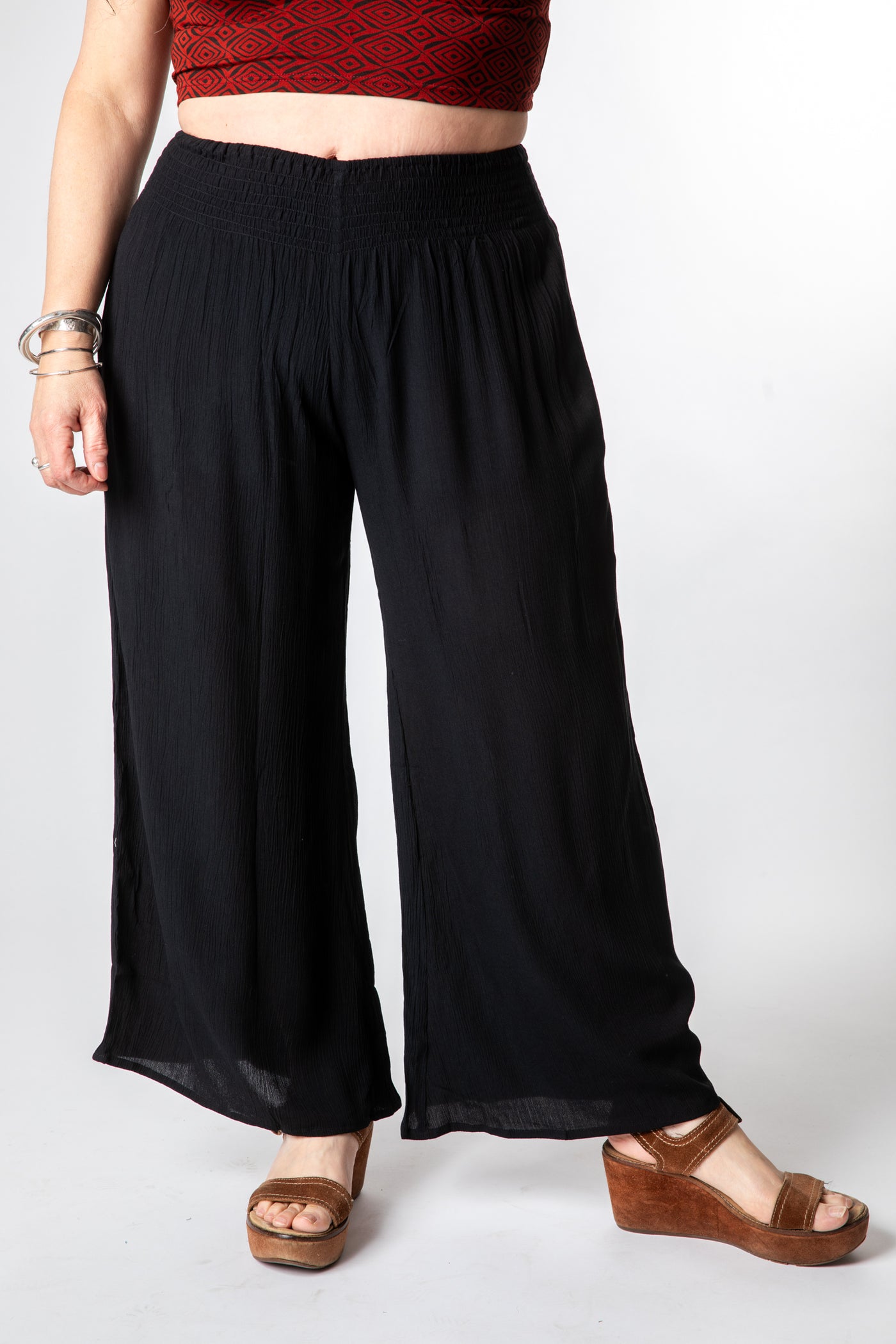 Susan is wearing size S/M wide leg pants in black