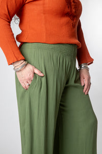 Susan is wearing size S/M wide leg pants in fern
