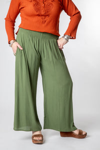 Susan is wearing size S/M wide leg pants in fern