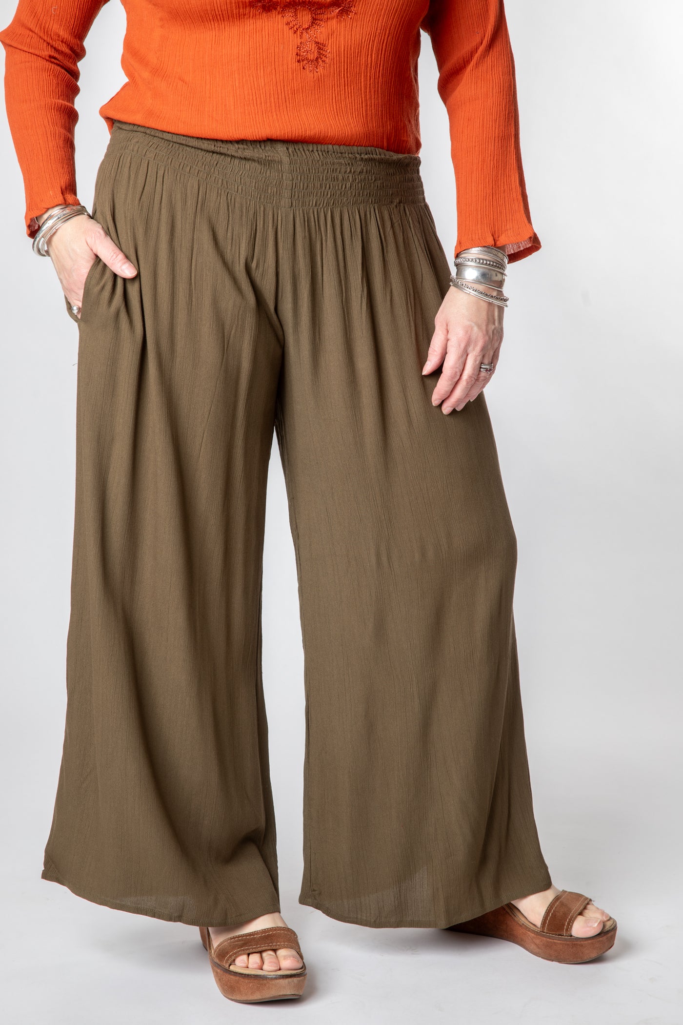Susan is wearing size S/M wide leg pants in olive