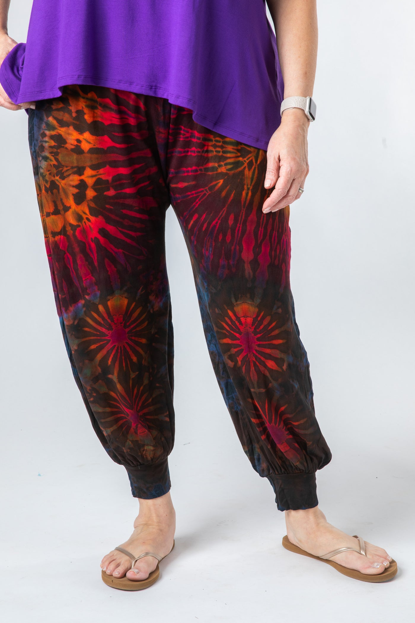 Betty is wearing size S/M tie dye harem pants in brown