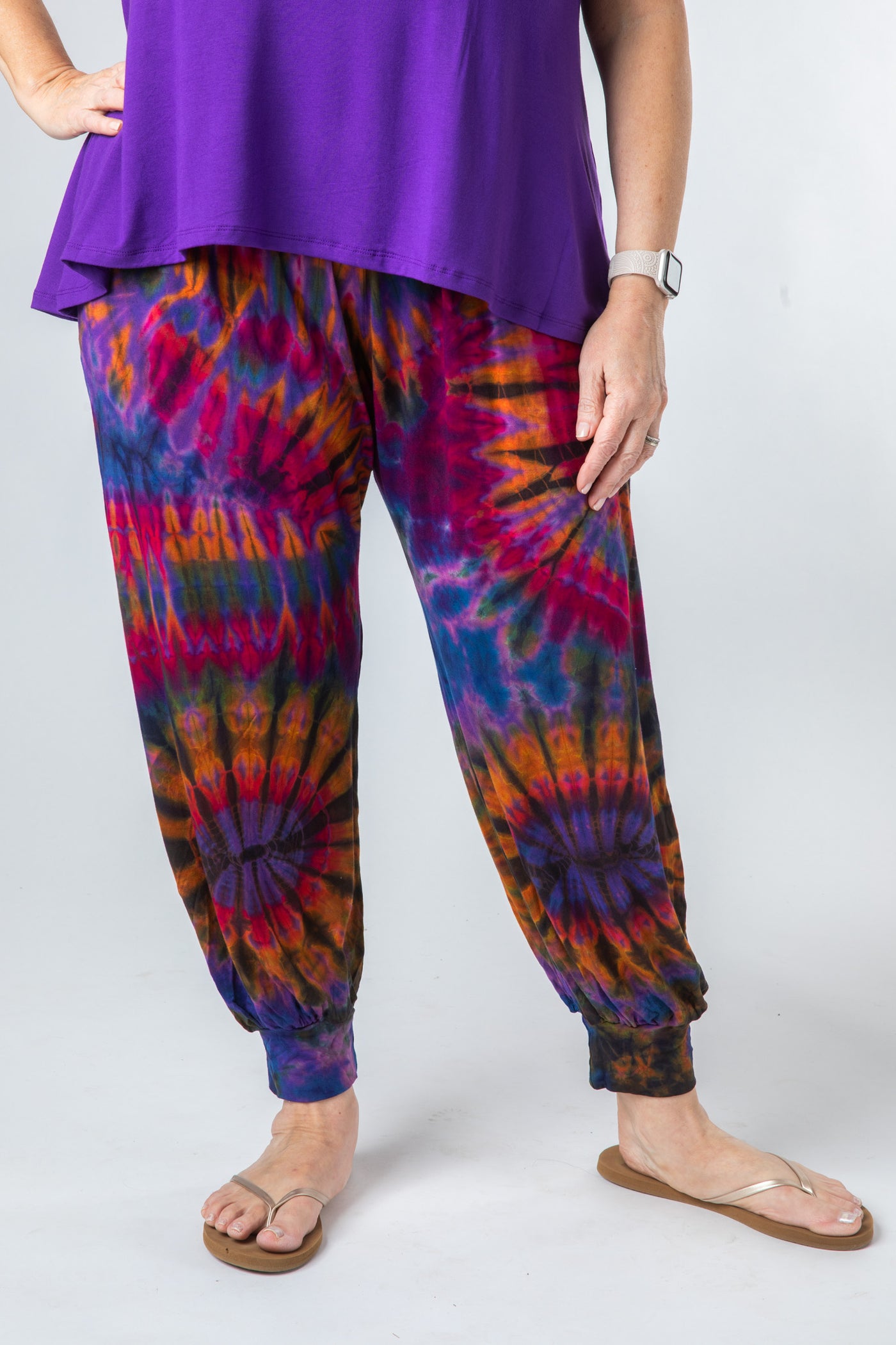 Betty is wearing size S/M tie dye harem pants in purple