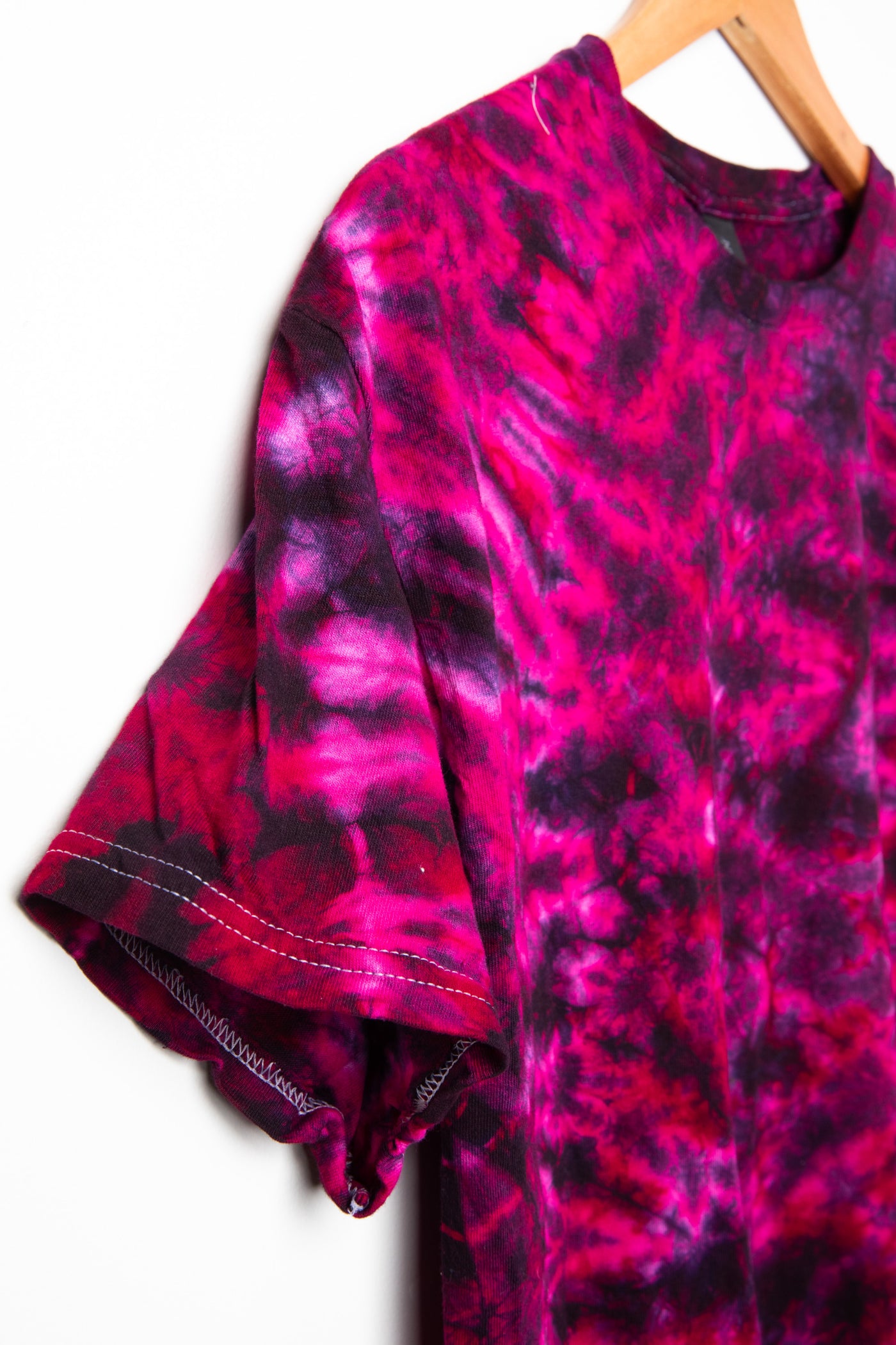 Crackle Tie Dye T-Shirt sleeve in Raspberry on white background