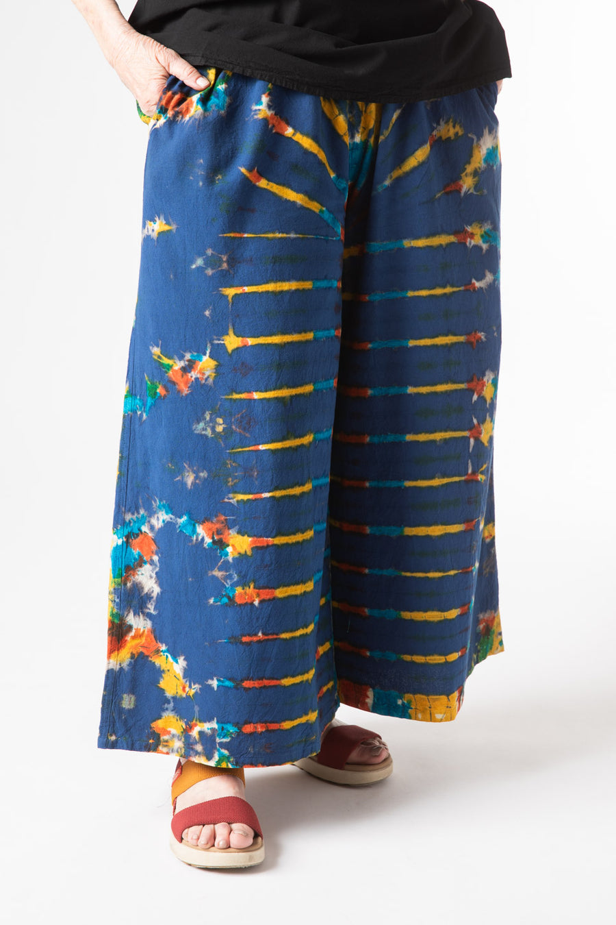 Toni is wearing size S/M tie dye palazzo pants in blue