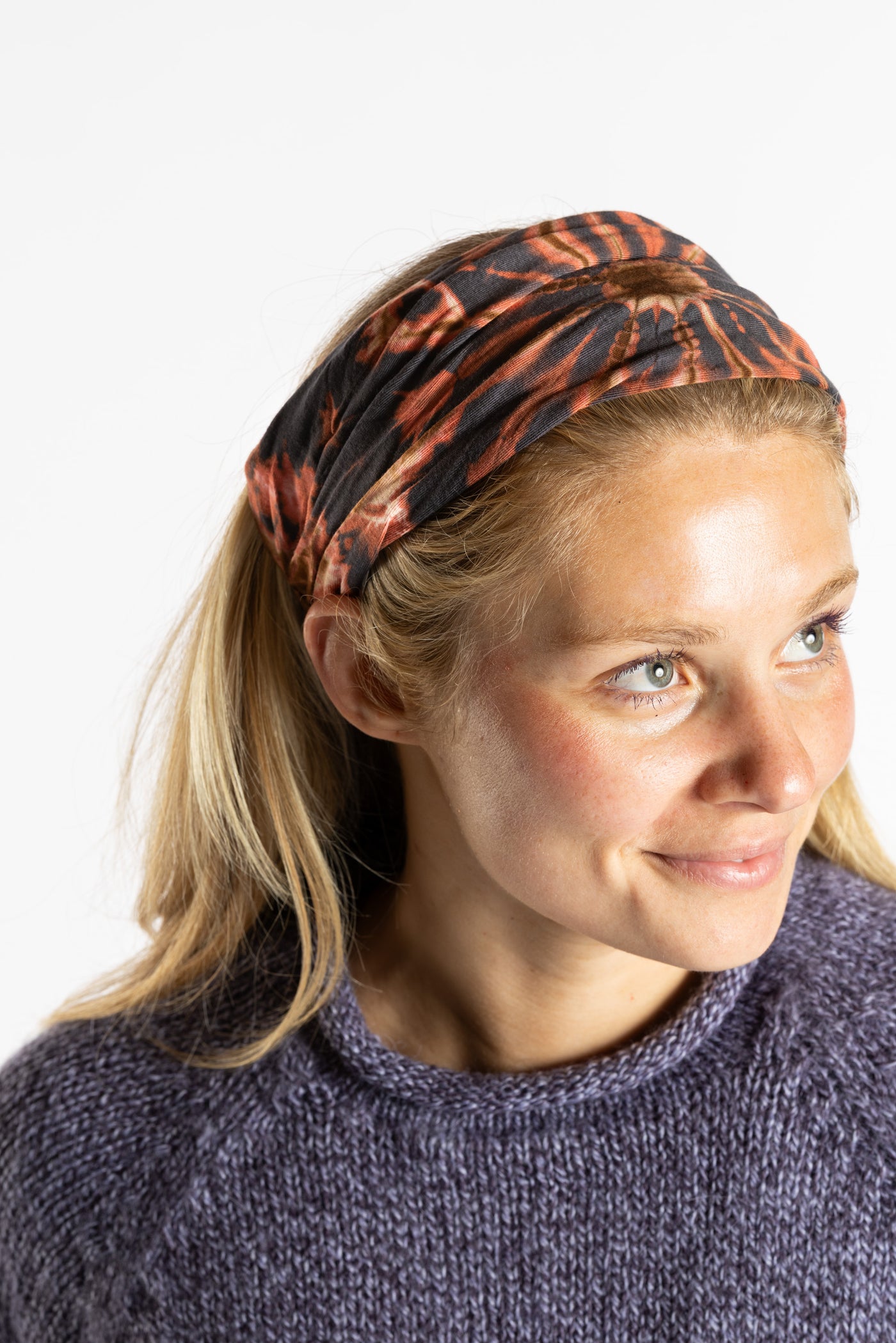 Sophie is wearing the Soeng Tie Dye Headband in Gray