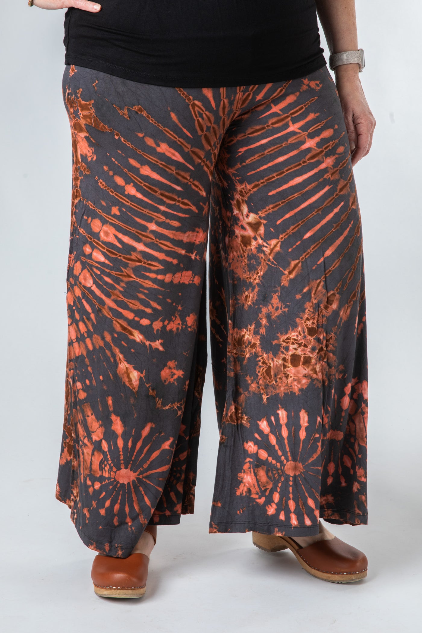 Susan is wearing size S/M tie dye palazzo pants in gray