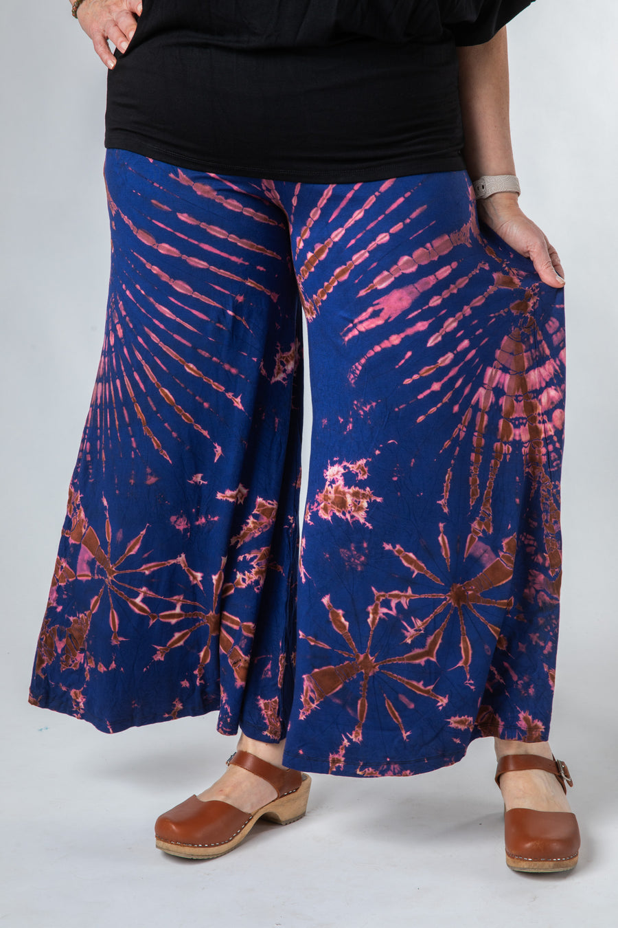 Susan is wearing size S/M tie dye palazzo pants in navy