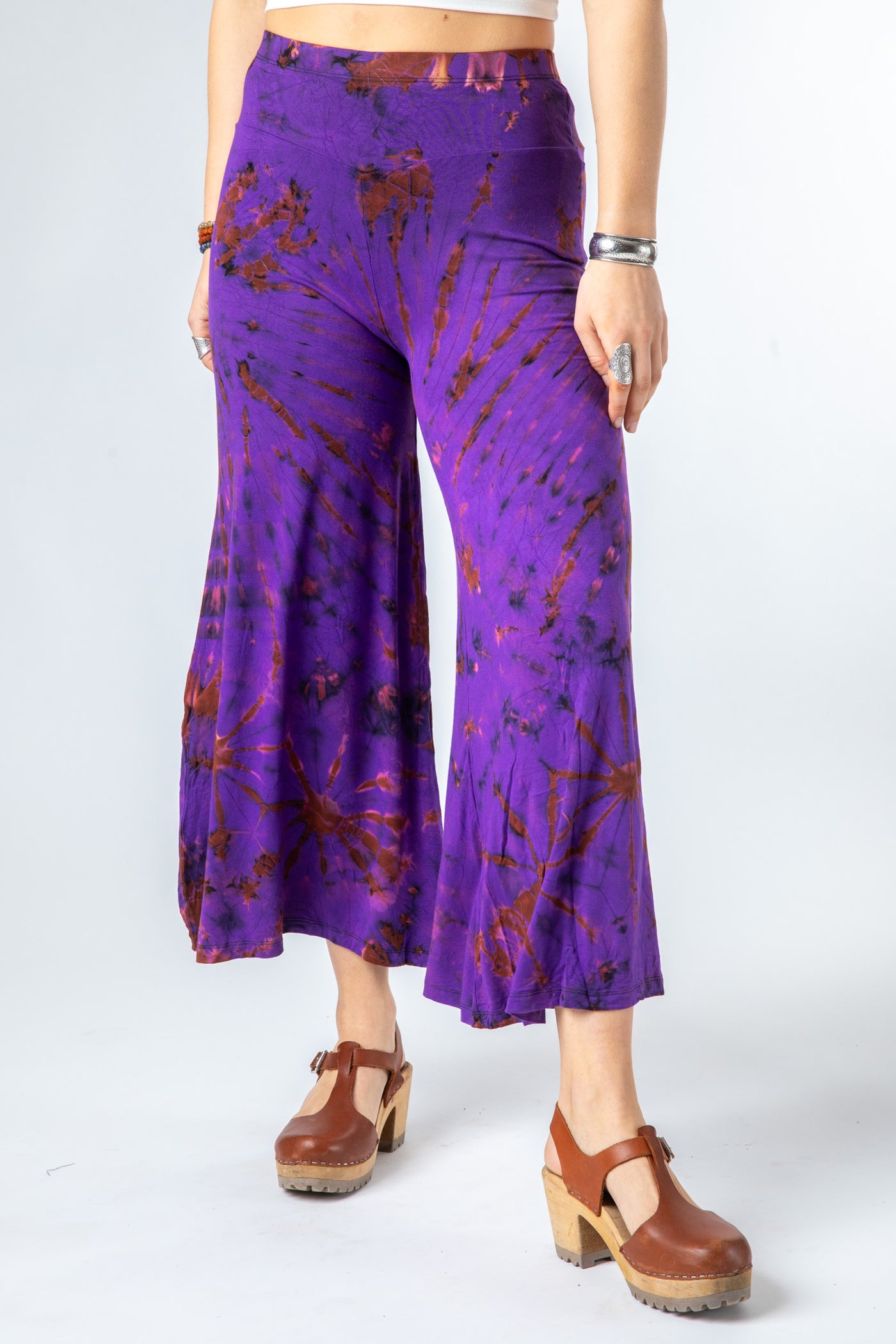 Sophie is wearing size S/M tie dye palazzo pants in purple