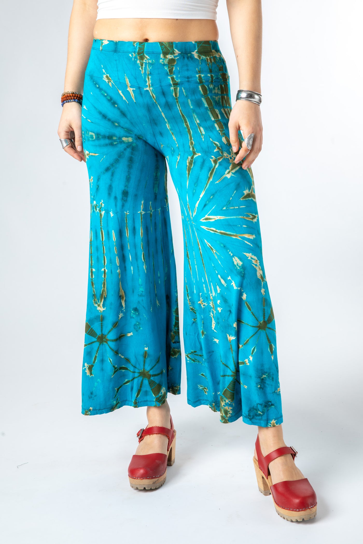 Sophie is wearing size S/M tie dye palazzo pants in turquoise