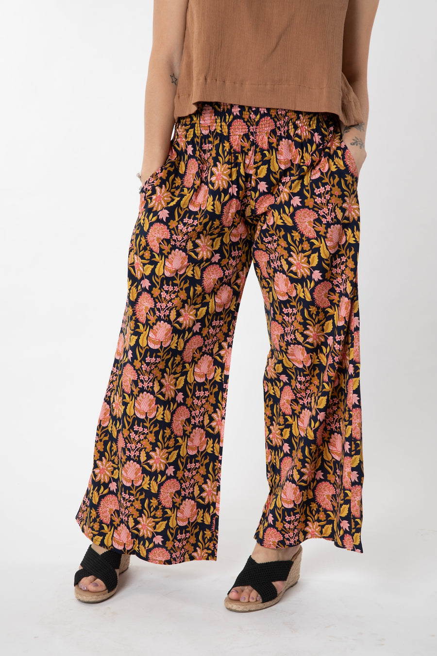 Jacalyn is wearing size S/M wide leg pants in coral peonies