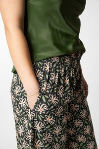 Sophie is wearing size S/M wide leg pants in midnight daisies