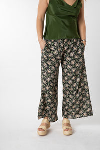 Sophie is wearing size S/M wide leg pants in midnight daisies