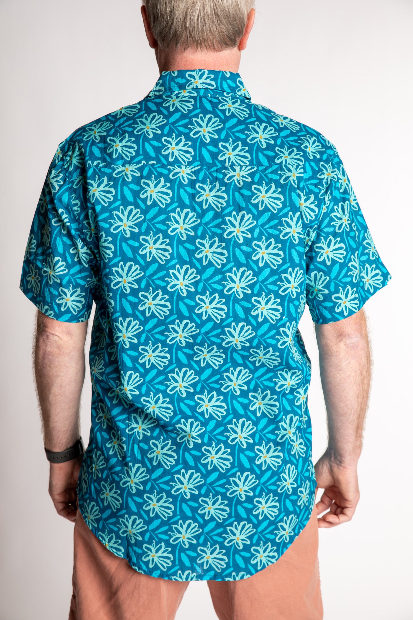 Chris, 5'7", wearing the LaLa Printed Cotton Button Up in Blue Daisies, size M