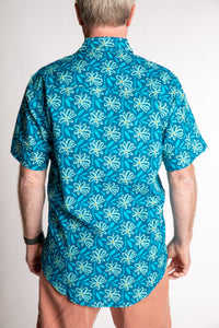Chris, 5'7", wearing the LaLa Printed Cotton Button Up in Blue Daisies, size M