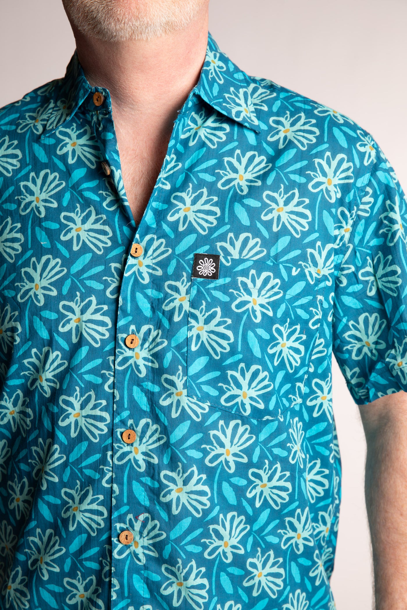 Chris, 5'7", wearing the LaLa Printed Cotton Button Up in Blue Daisies, size M
