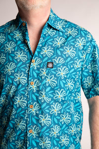 Chris, 5'7", wearing the LaLa Printed Cotton Button Up in Blue Daisies, size M
