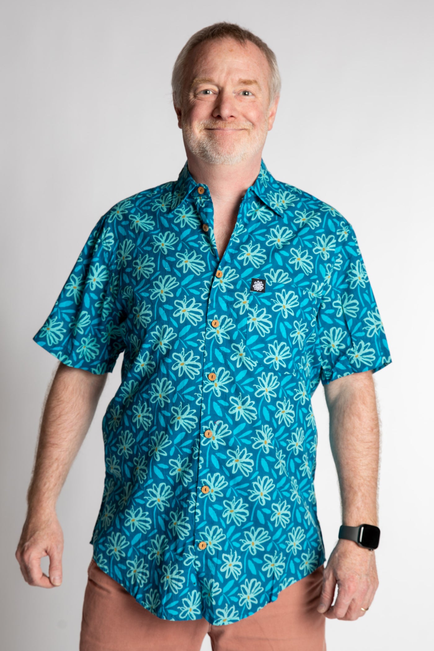 Chris, 5'7", wearing the LaLa Printed Cotton Button Up in Blue Daisies, size M