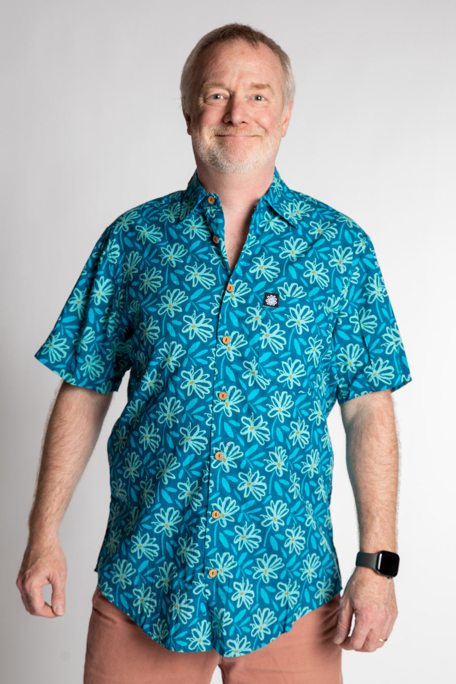 Chris, 5'7", wearing the LaLa Printed Cotton Button Up in Blue Daisies, size M