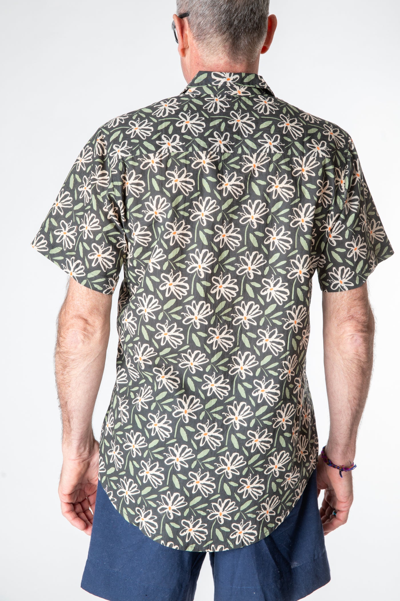 Ross is wearing size M printed cotton button up shirt in midnight daisies
