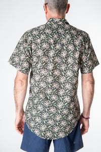 Ross is wearing size M printed cotton button up shirt in midnight daisies
