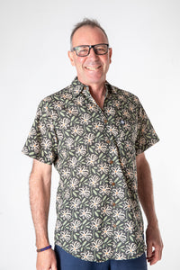 Ross is wearing size M printed cotton button up shirt in midnight daisies