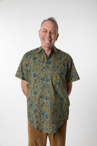 Ross is wearing size M printed cotton button up shirt in midnight daisies