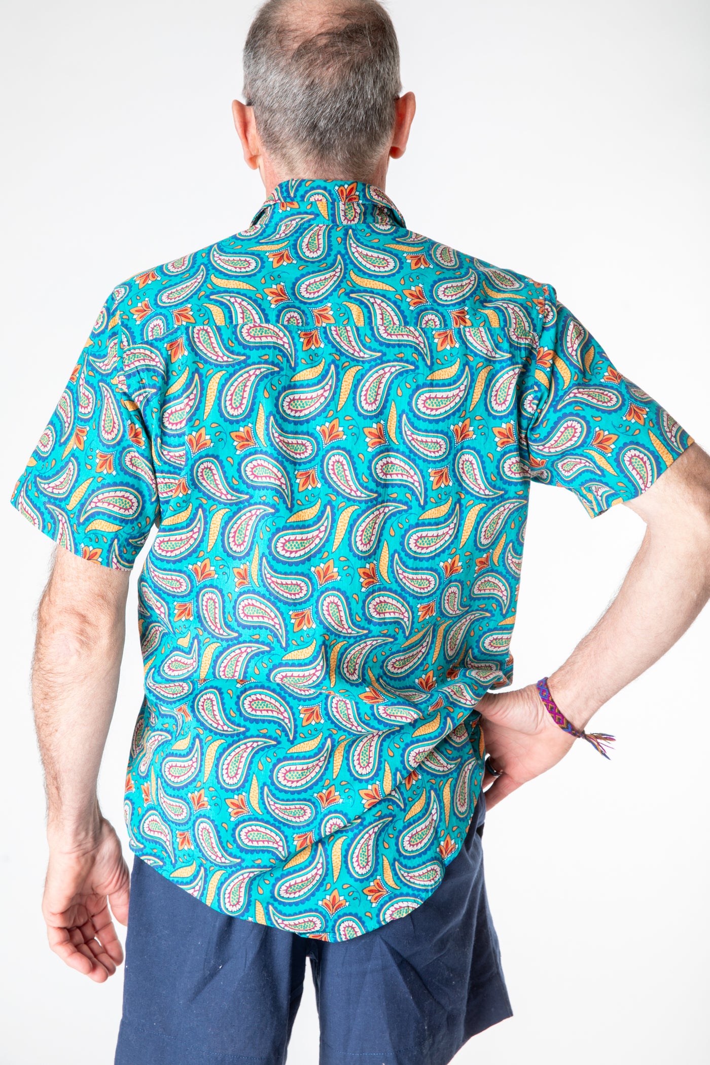 Ross is wearing size M printed cotton button up shirt in turquoise paisley