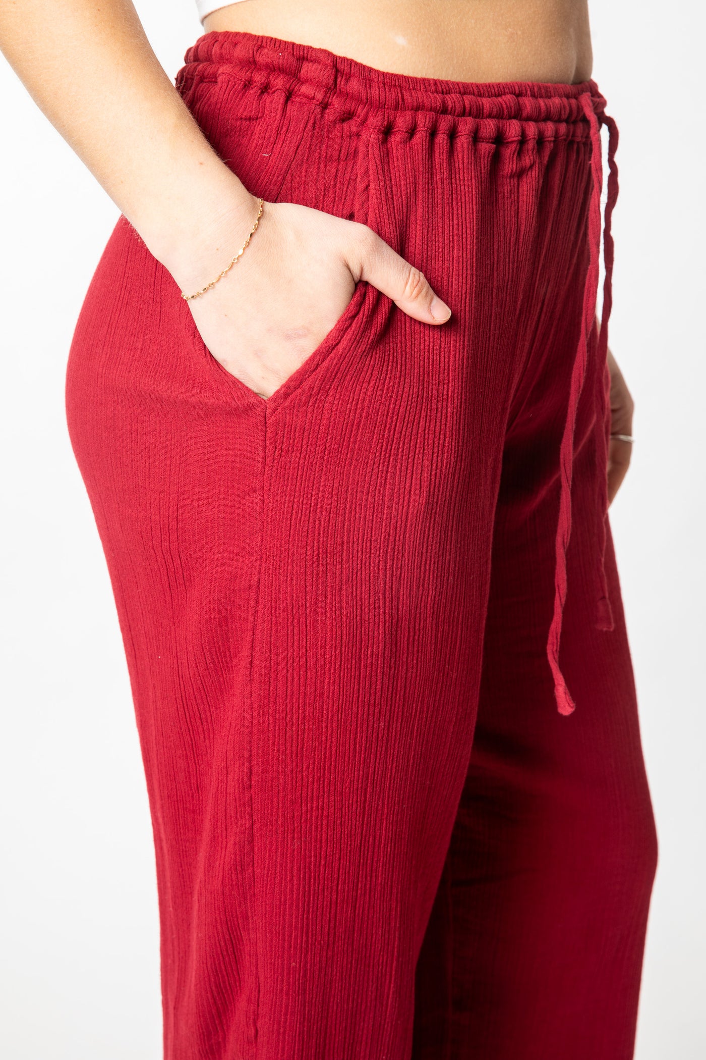 Sophie is wearing cotton pants in burgundy