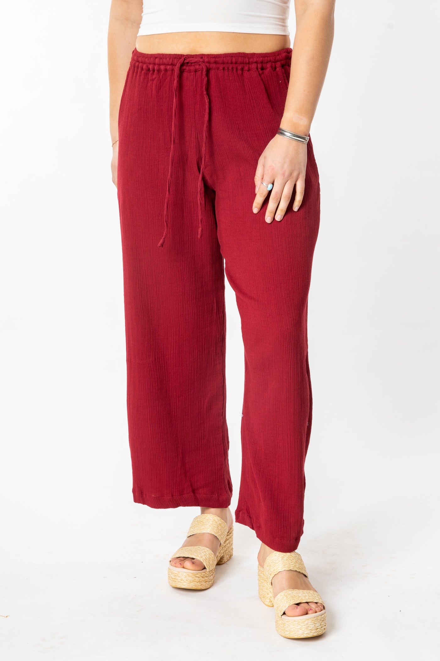 Sophie is wearing cotton pants in burgundy