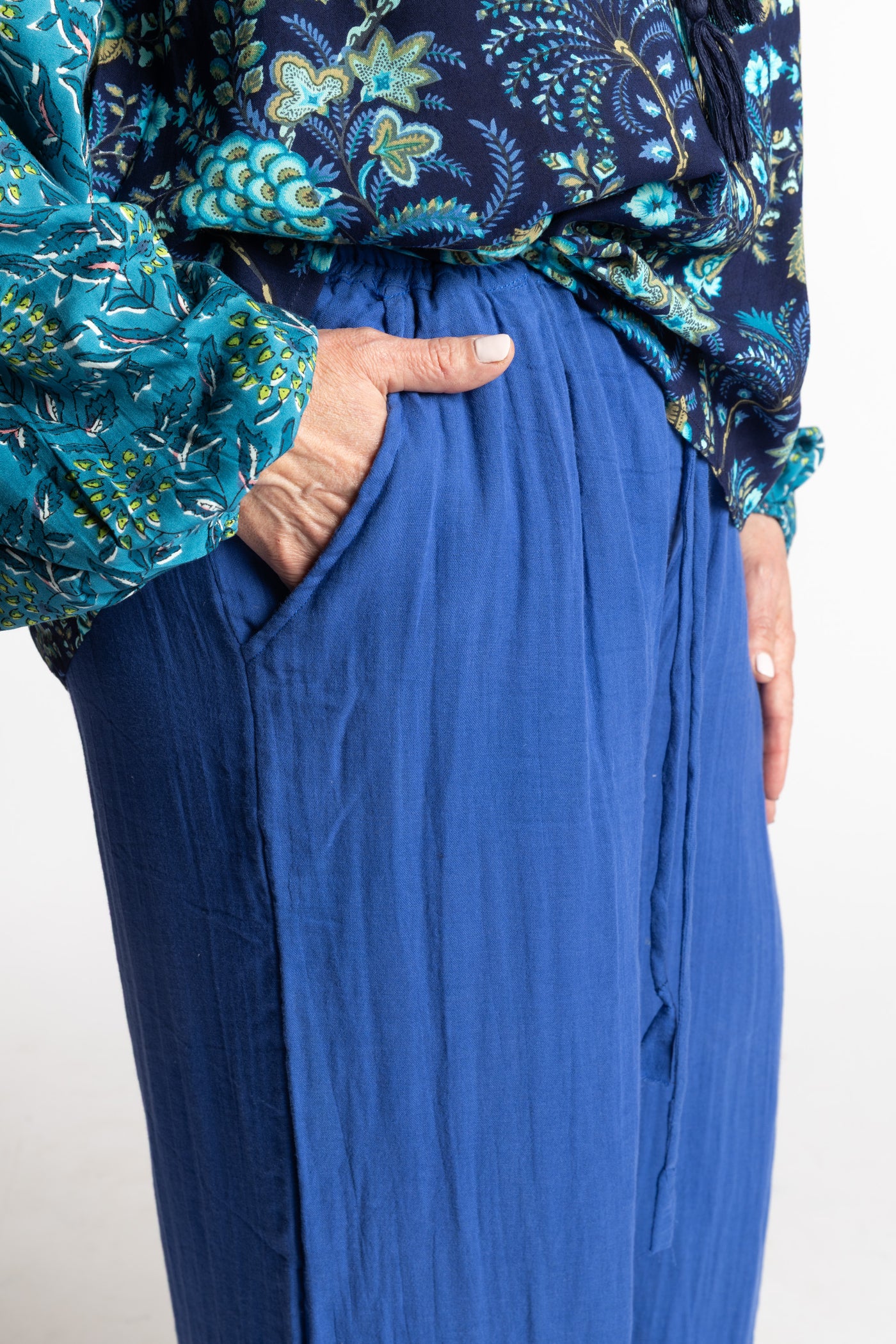 Betty is wearing the blue cobalt summer wide leg linen-style pants