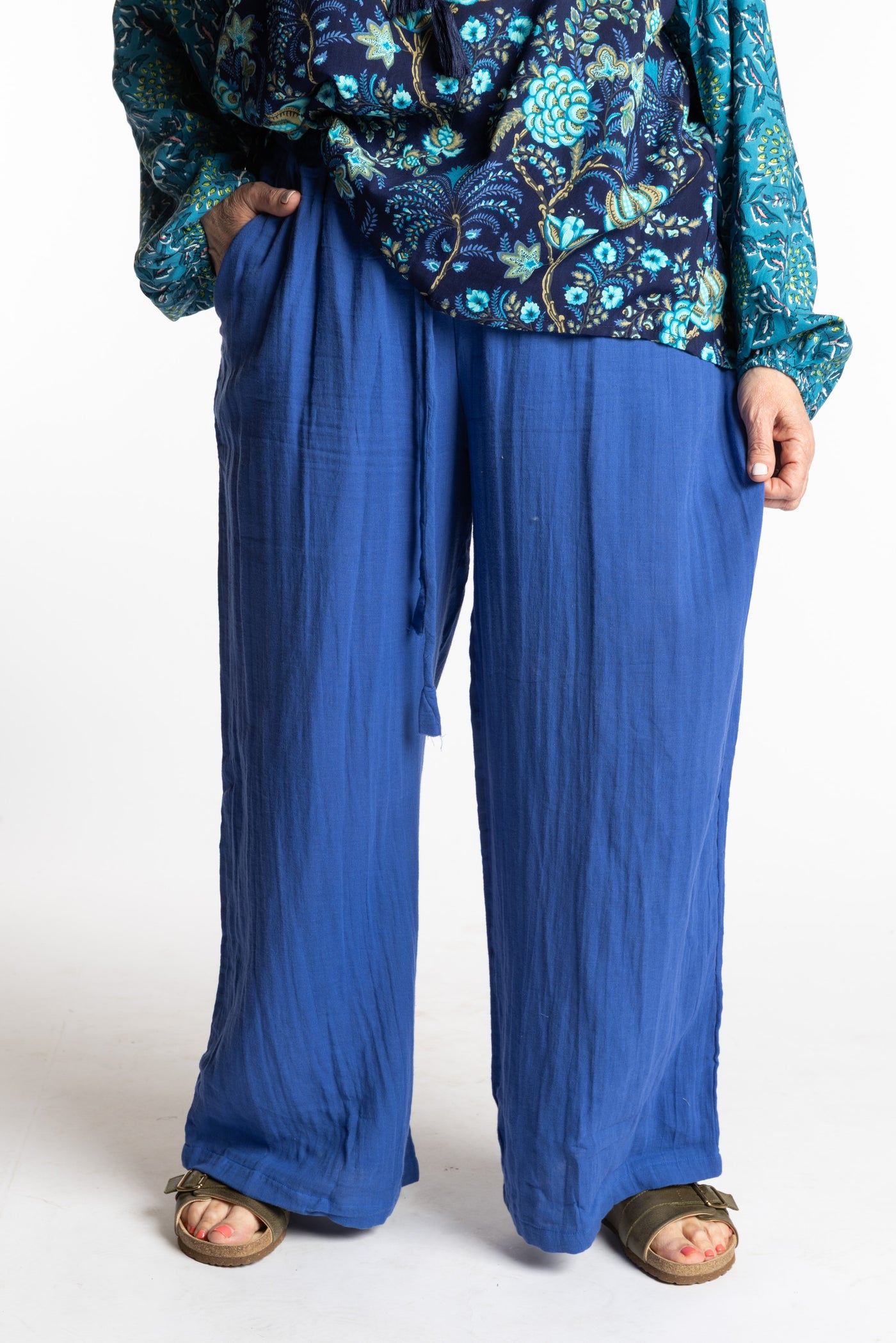 Betty is wearing the blue cobalt summer wide leg linen-style pants