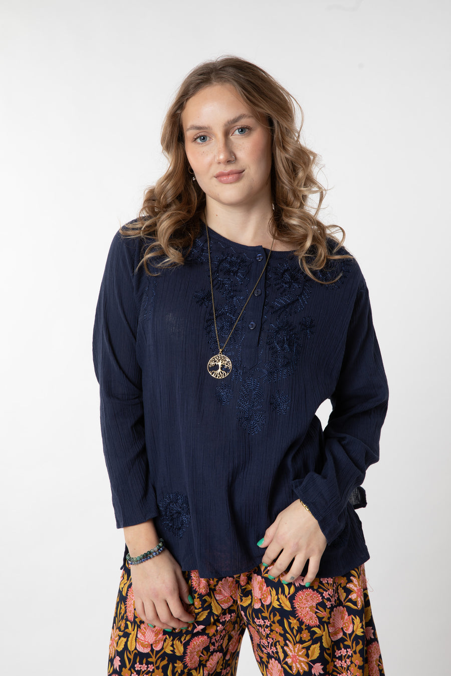 Jacalyn is wearing size S cotton kurta in navy