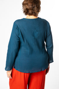 Betty is wearing size M cotton kurta in teal