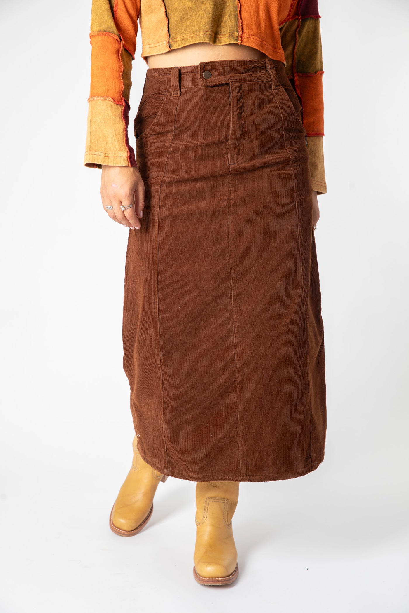 Sophie is wearing size S corduroy skirt in brown