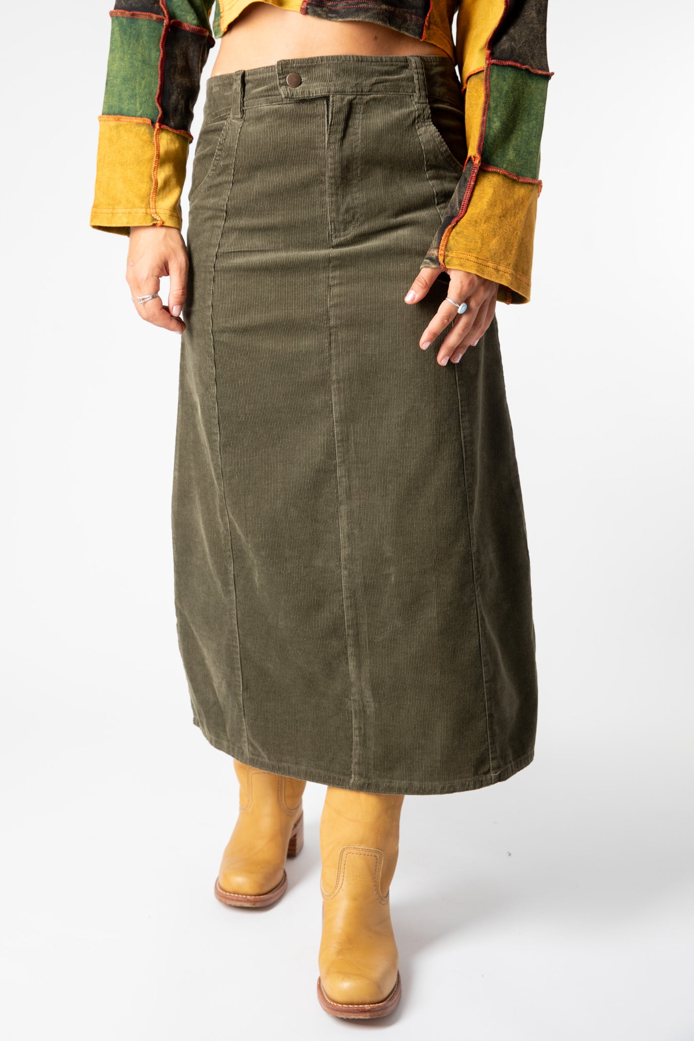 Sophie is wearing size S corduroy skirt in green