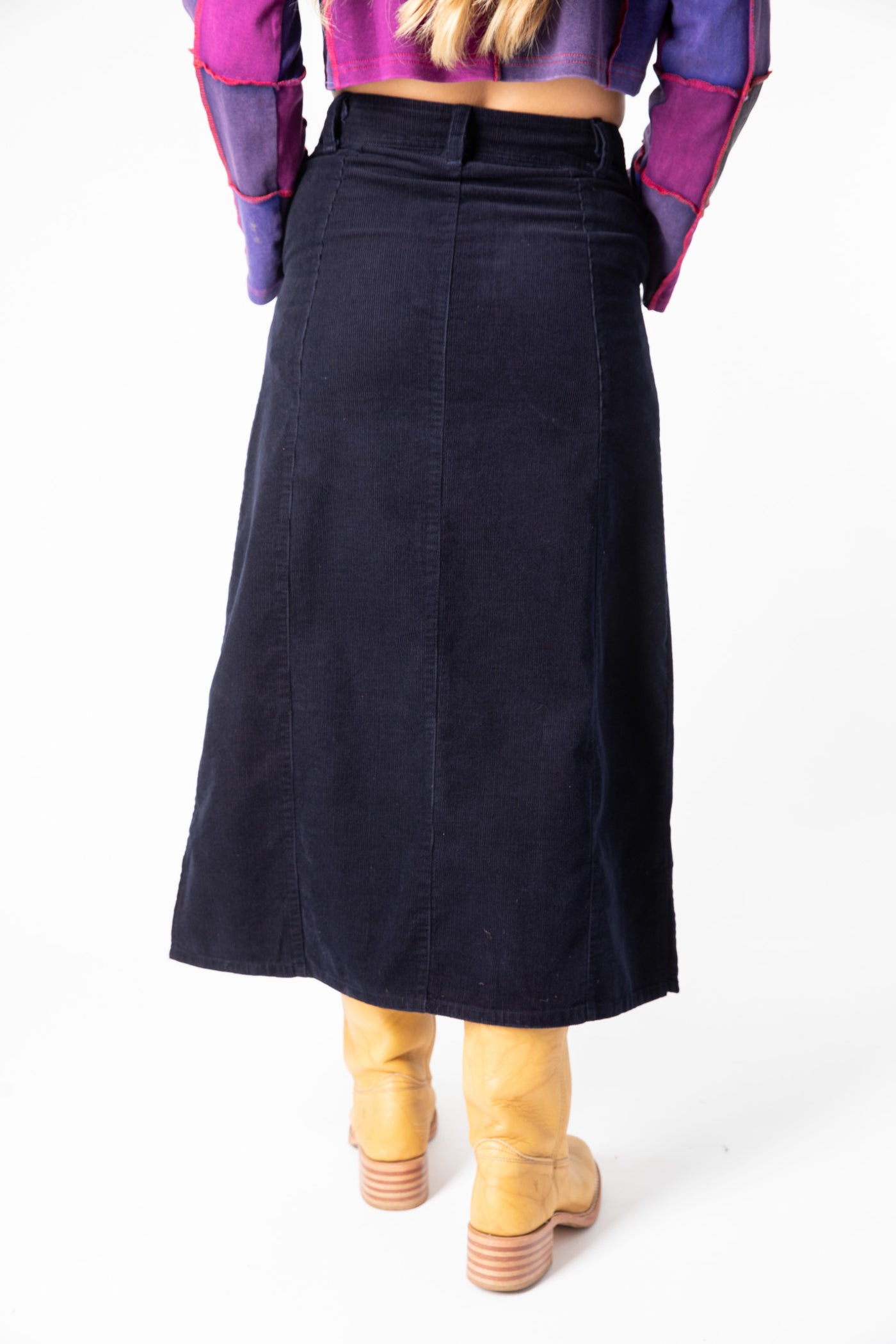Sophie is wearing size S corduroy skirt in navy