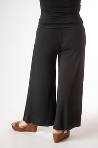 Susan is wearing size M/L lounge pants in Black
