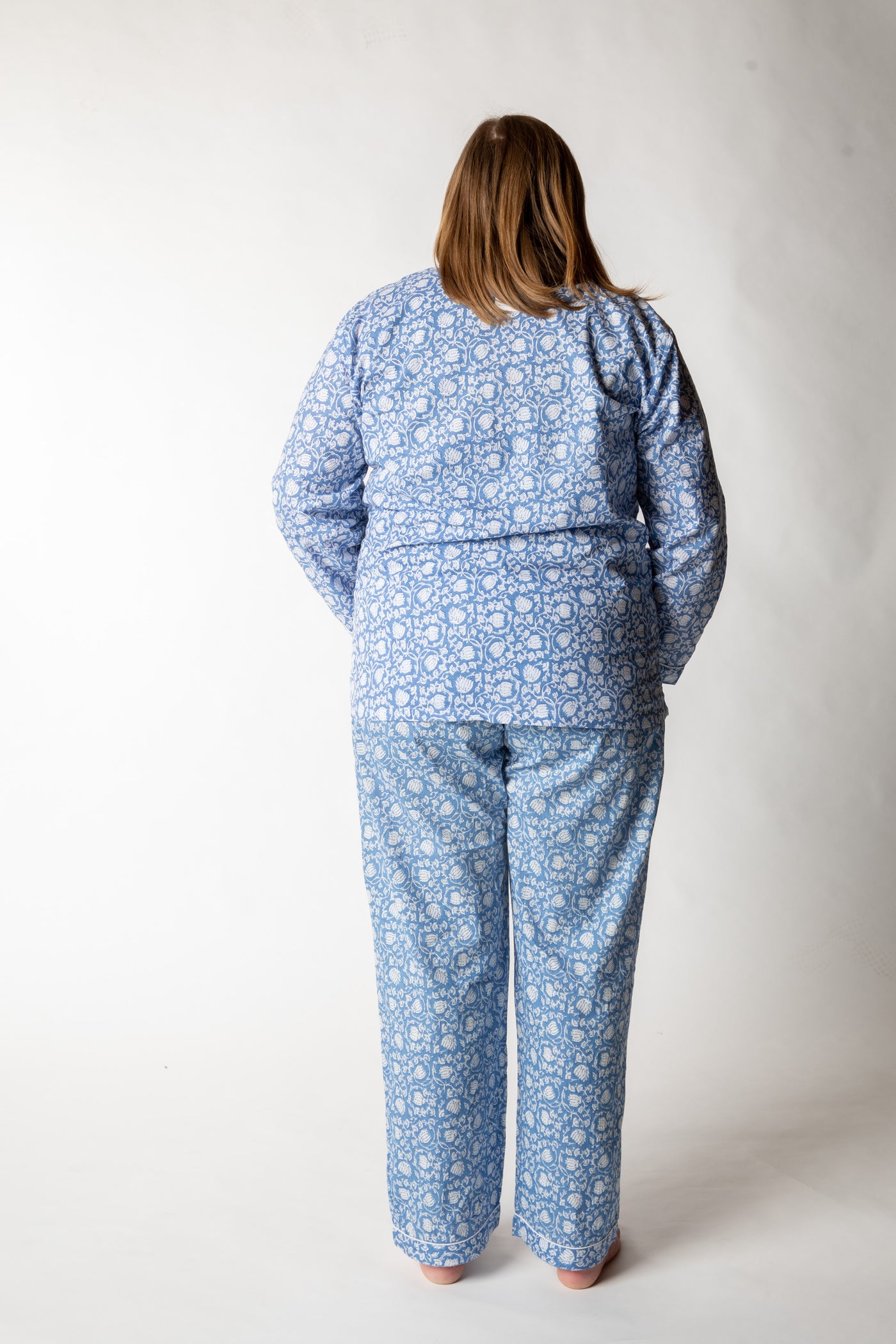 Olivia is wearing size XL pajama set in blue poppies
